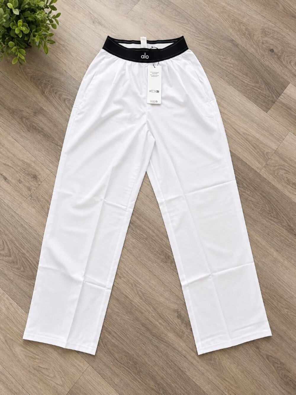Alo Yoga White Pants – New With Tags